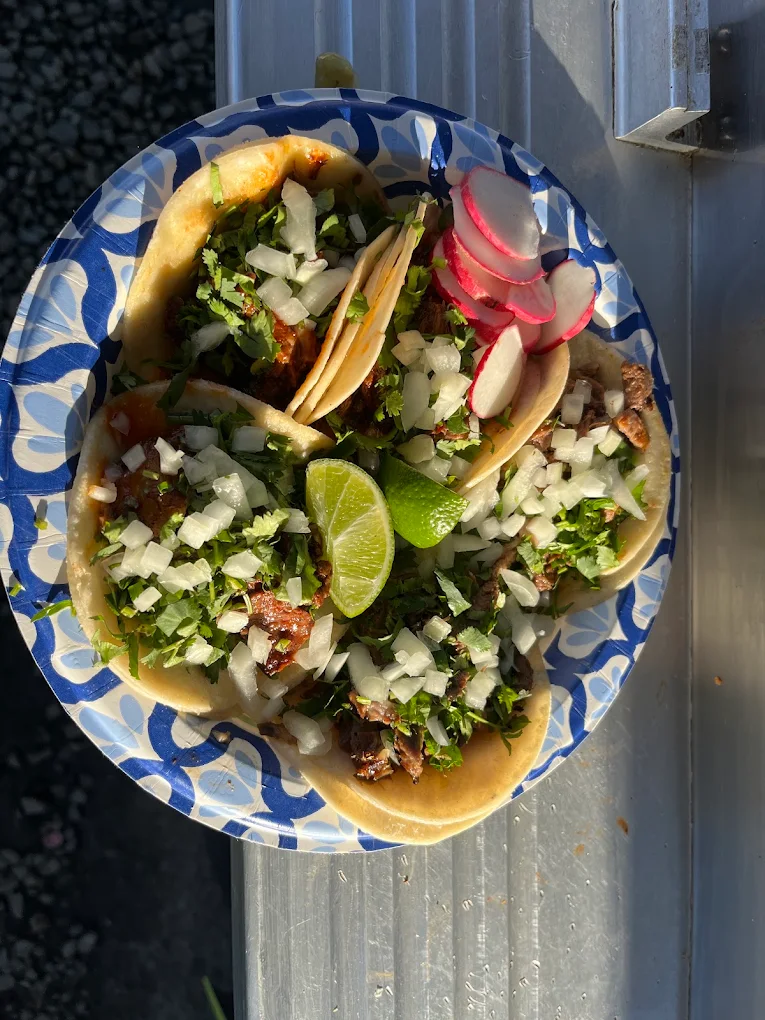 Tacos en plato de papel decorado