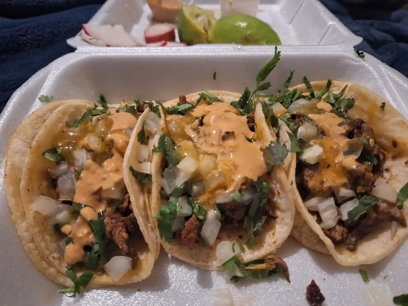Tacos con cilantro y cebolla