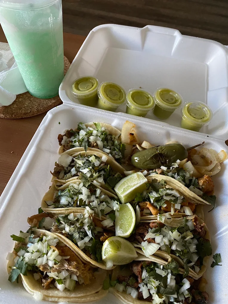 Charola grande de tacos con salsas y bebida