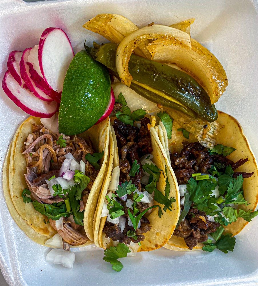 Tacos con cebollitas y chiles asados
