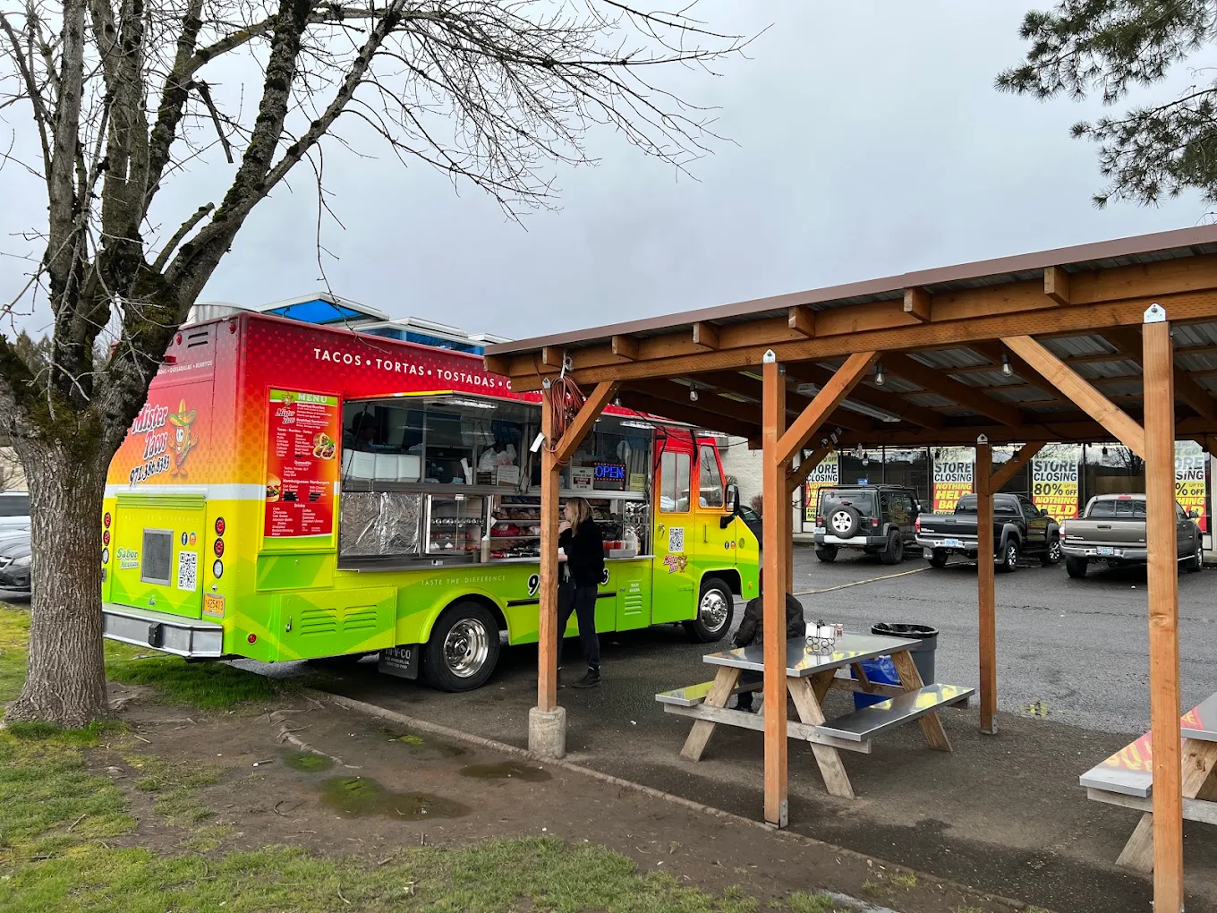 Nuestra ubicación en Hillsboro bajo el techo de madera