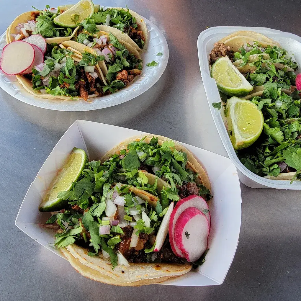 Tres órdenes de tacos con rábano y limón vistas desde arriba