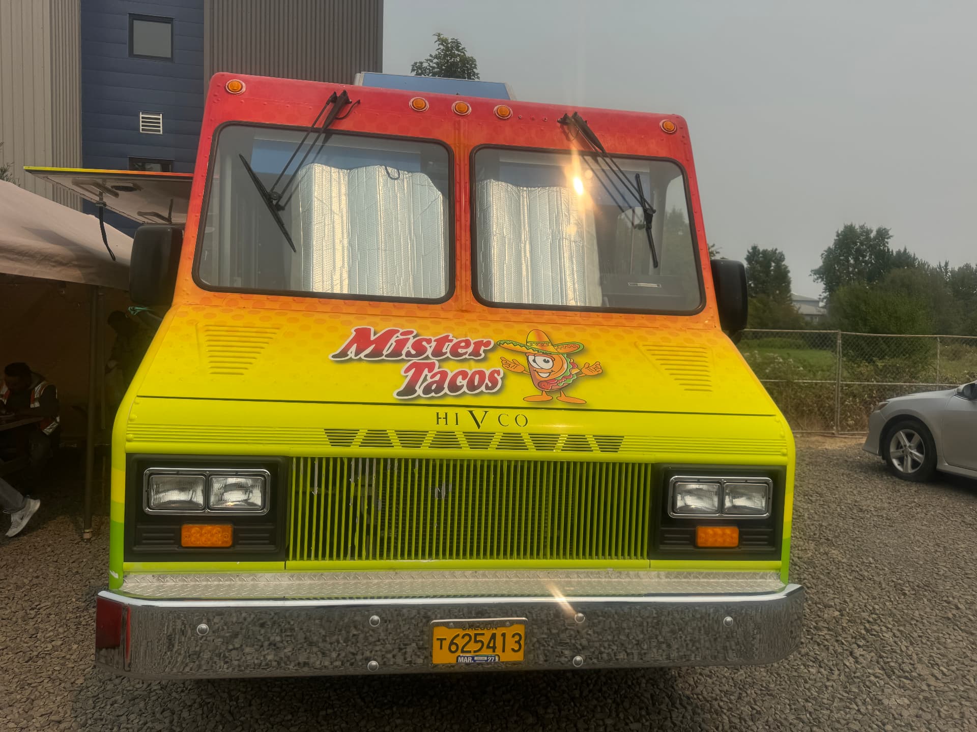 Mister Tacos de frente con su logotipo