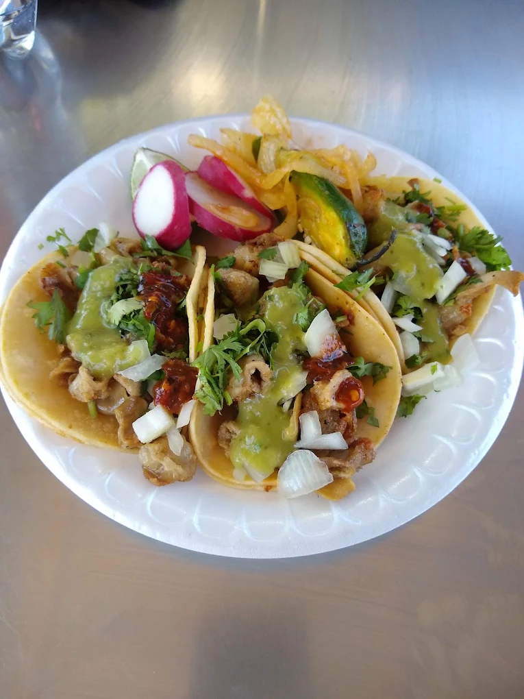 Tacos con salsa verde y roja