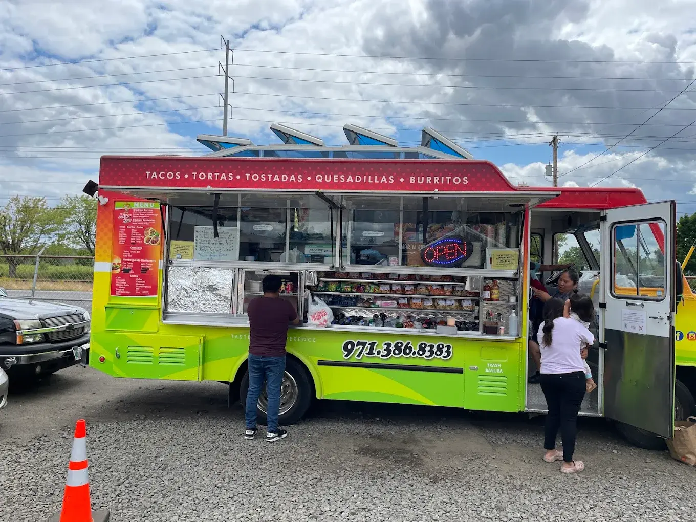 Mister Tacos en Hillsboro con el equipo atendiendo en la ventanilla