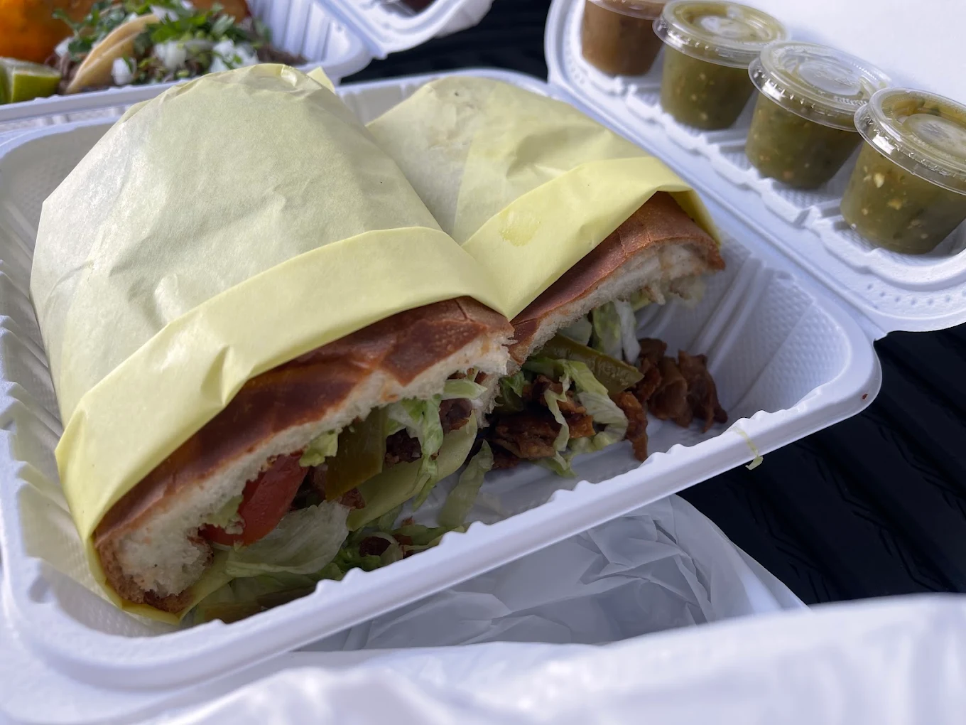 Torta partida a la mitad con salsas